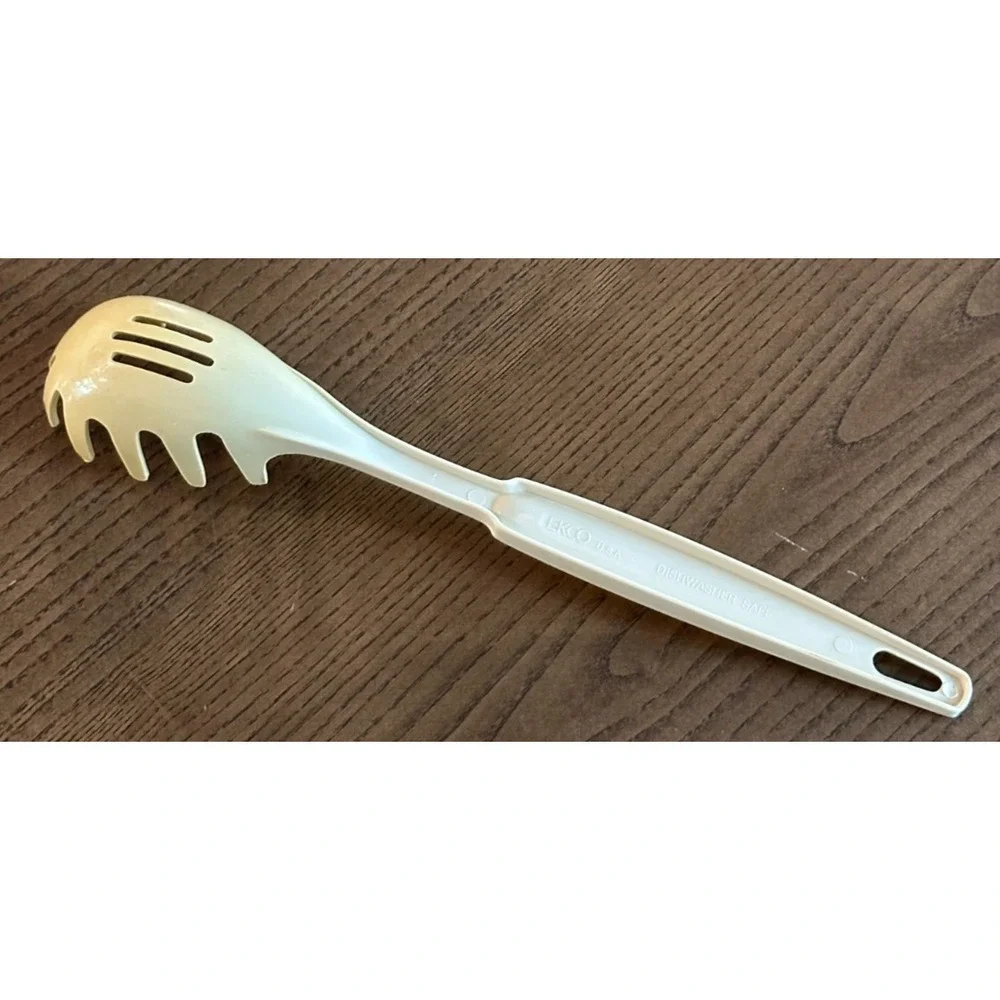 VTG Ekco Nylon Plastic Almond Beige Slot Spaghetti Server Spoon USA‎ NOS